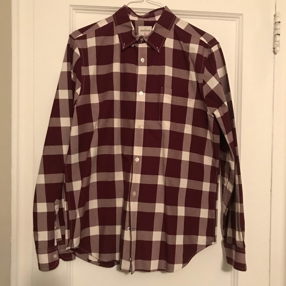 GAP Men’s Classic Oxford; Burgundy plaid; (Large)